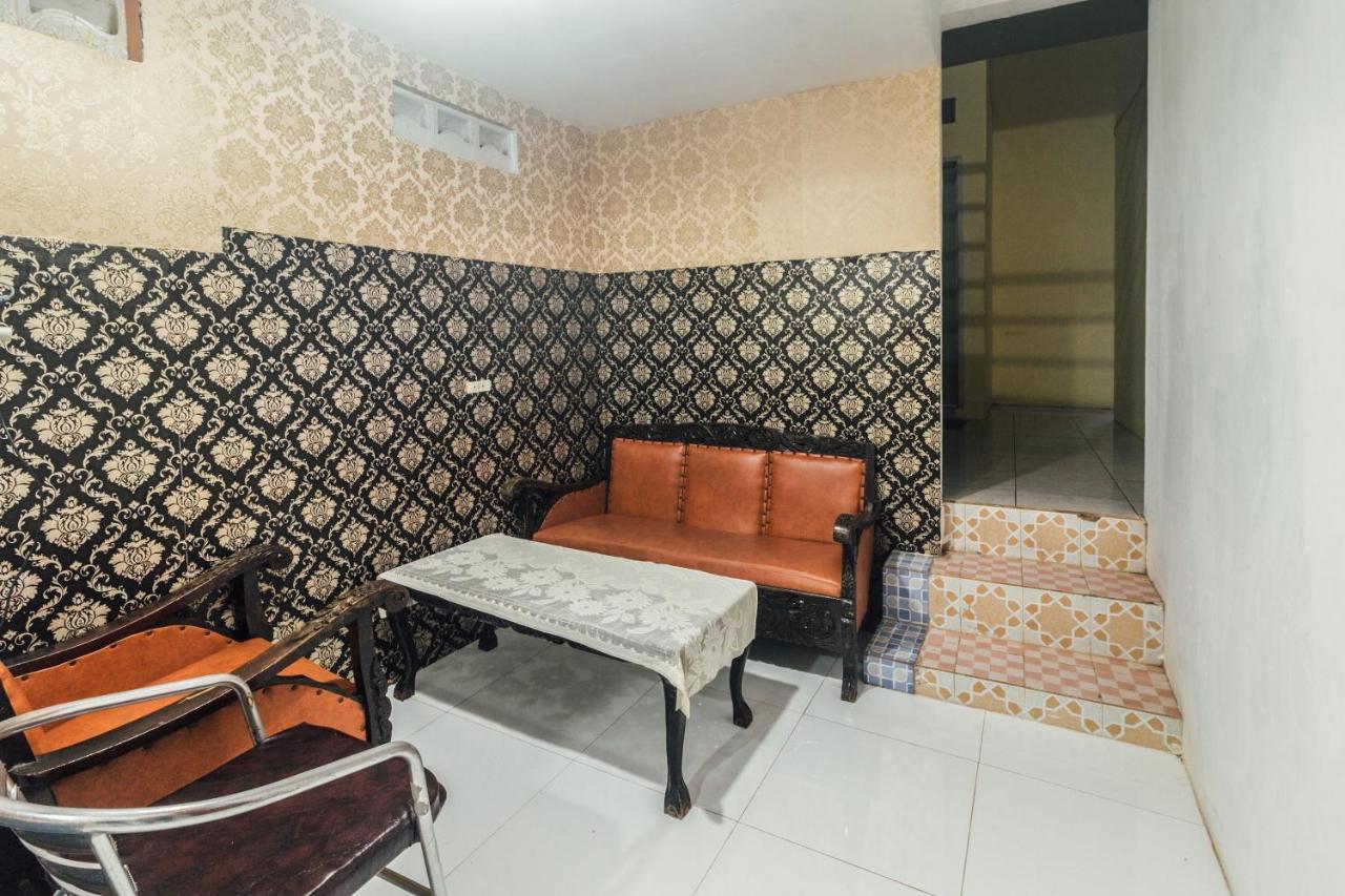 Oyo 2165 Alyah Guest House Syariah Ambon Exterior photo