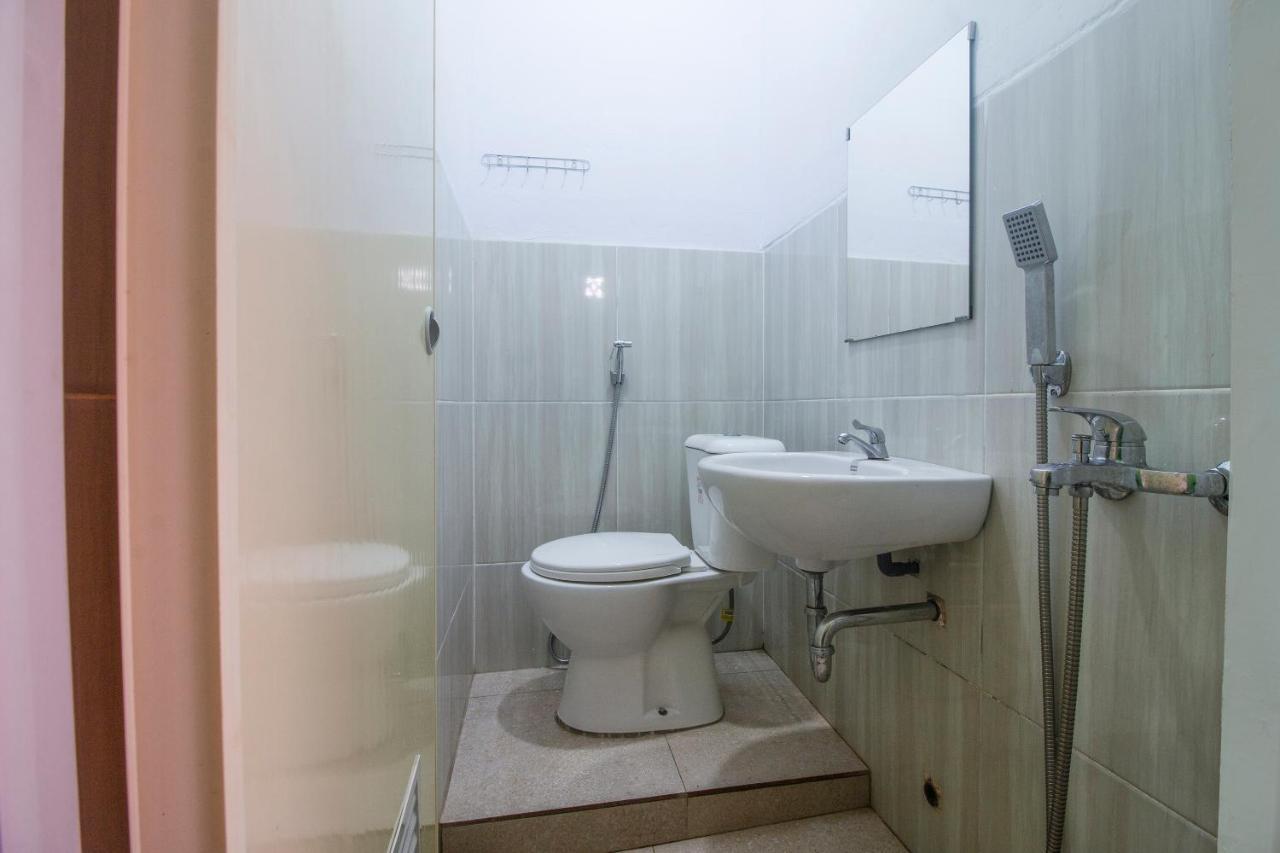 Oyo 2165 Alyah Guest House Syariah Ambon Exterior photo
